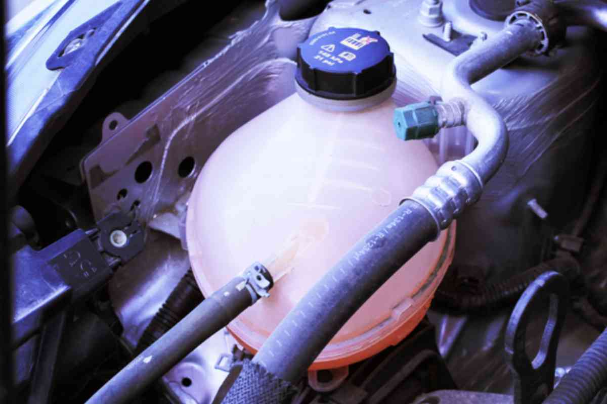 Un liquido deteriorato non si limita a perdere efficacia. Può trasformarsi in una sostanza abrasiva che circola nel circuito.