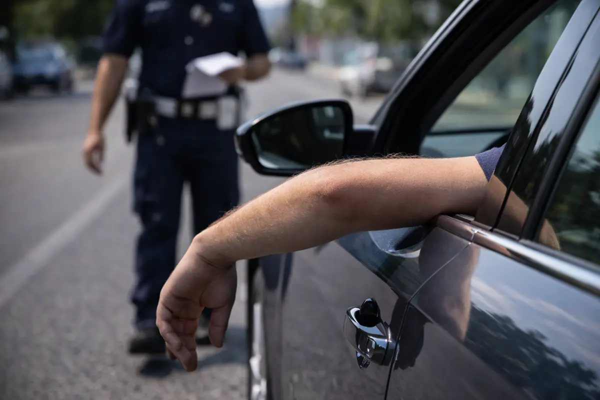 Braccio fuori dal finestrino? Può costarti fino a 500 euro