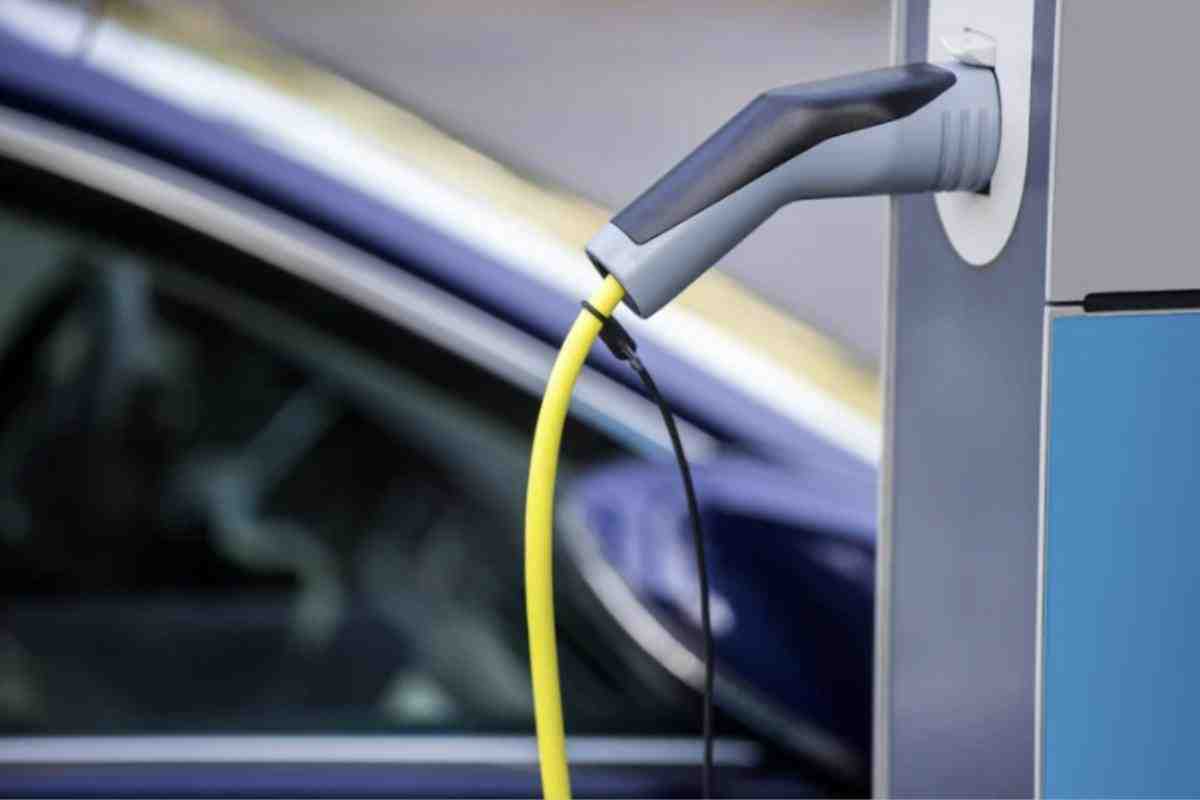 È una velocità stabile, prevedibile, spesso associata a una guida fluida e senza pensieri. Ma quando si passa a un’auto elettrica