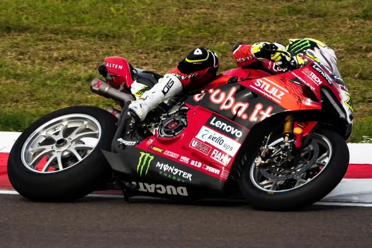 Ducati domina in Superbike, ma arriva il taglio al carburante