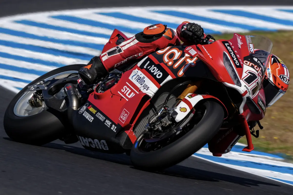 Ducati domina in Superbike, ma arriva il taglio al carburante