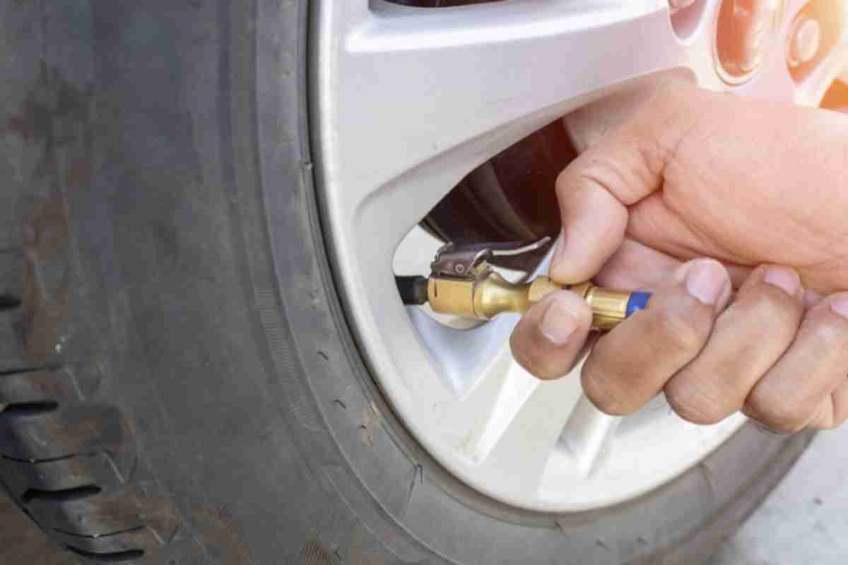 Non è solo una questione di estetica o di comfort di guida. Mantenere la pressione degli pneumatici nella misura corretta influisce su tre aspetti