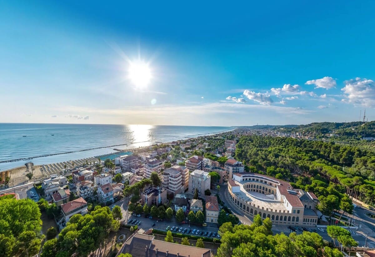 Bagnata dal Mar Adriatico da un lato e circondata dalle montagna abruzzesi dall’altro, Pescara è una città dalla storia millenaria che è in grado di conquistare per il suo particolare ambiente che si fonde tra vecchio e nuovo, tra passato e presente