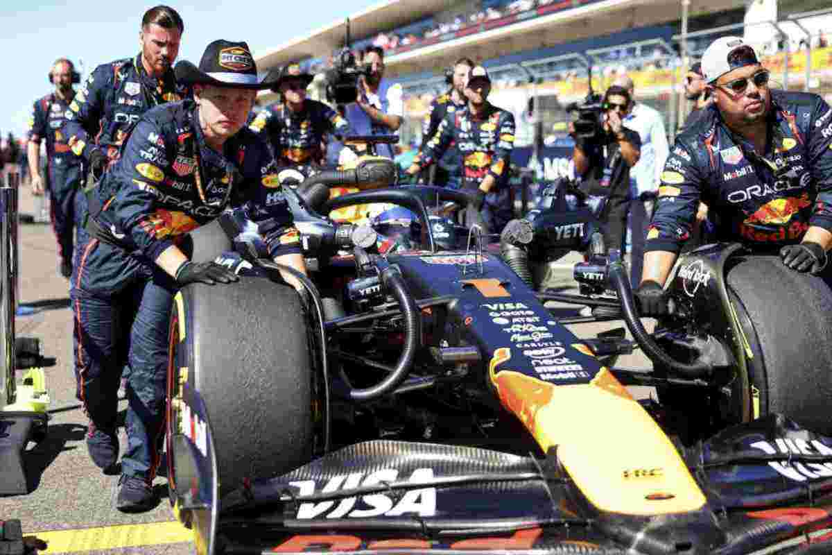 Un altro elemento che pesa è il rapporto tra Leclerc e la Ferrari. Il pilota ha più volte ribadito pubblicamente il proprio legame con il team