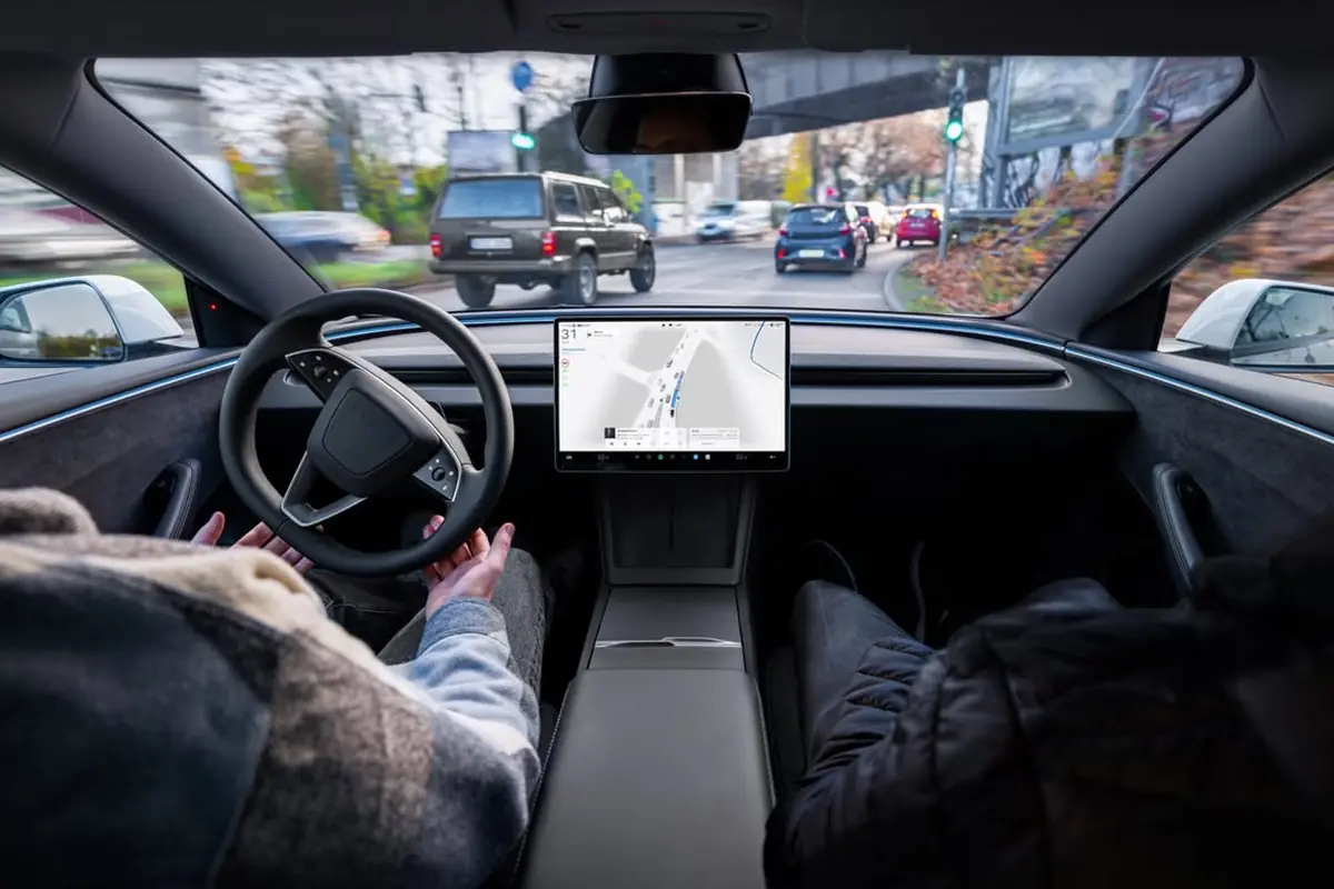 Tesla porta la guida autonoma in Europa