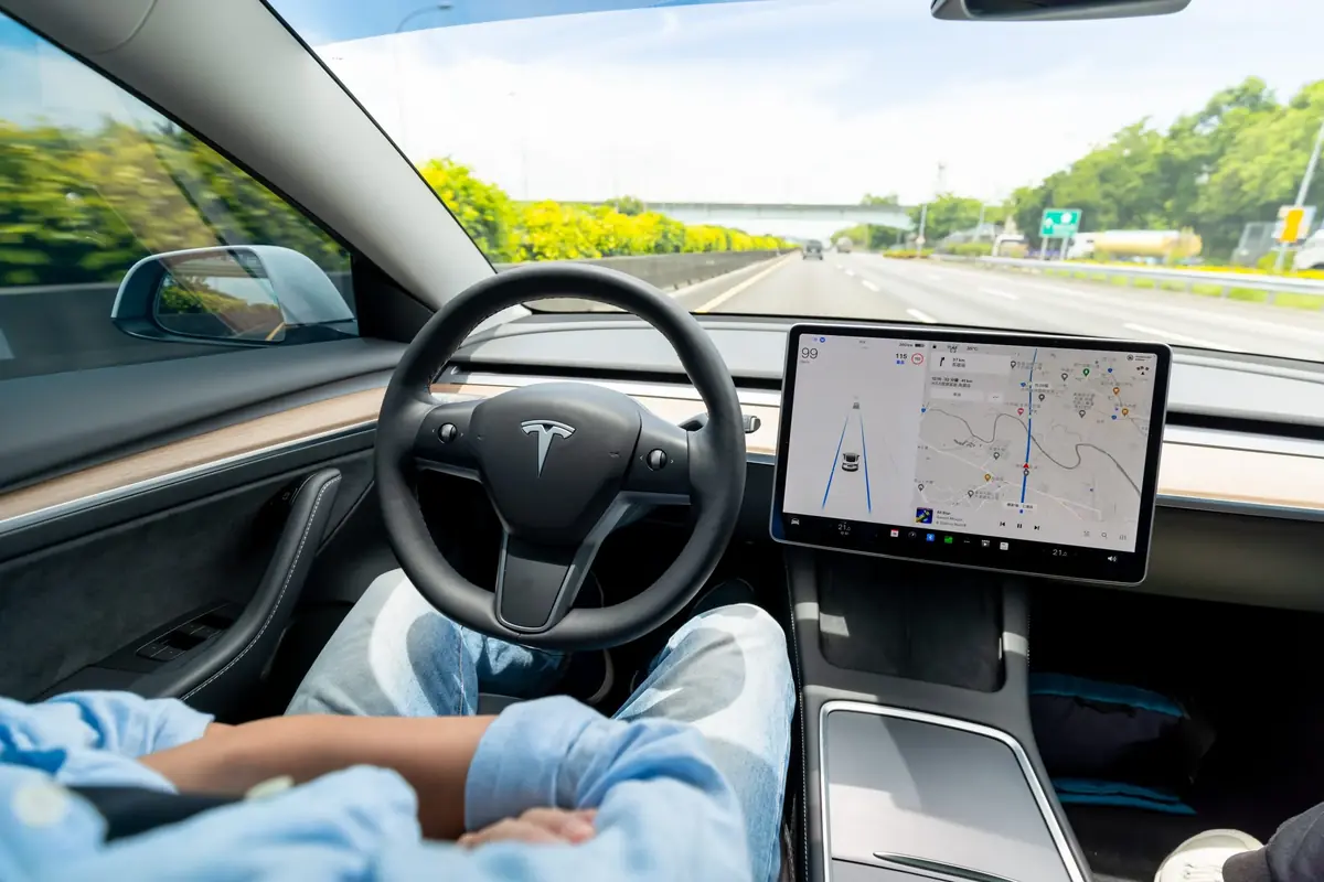 Tesla porta la guida autonoma in Europa