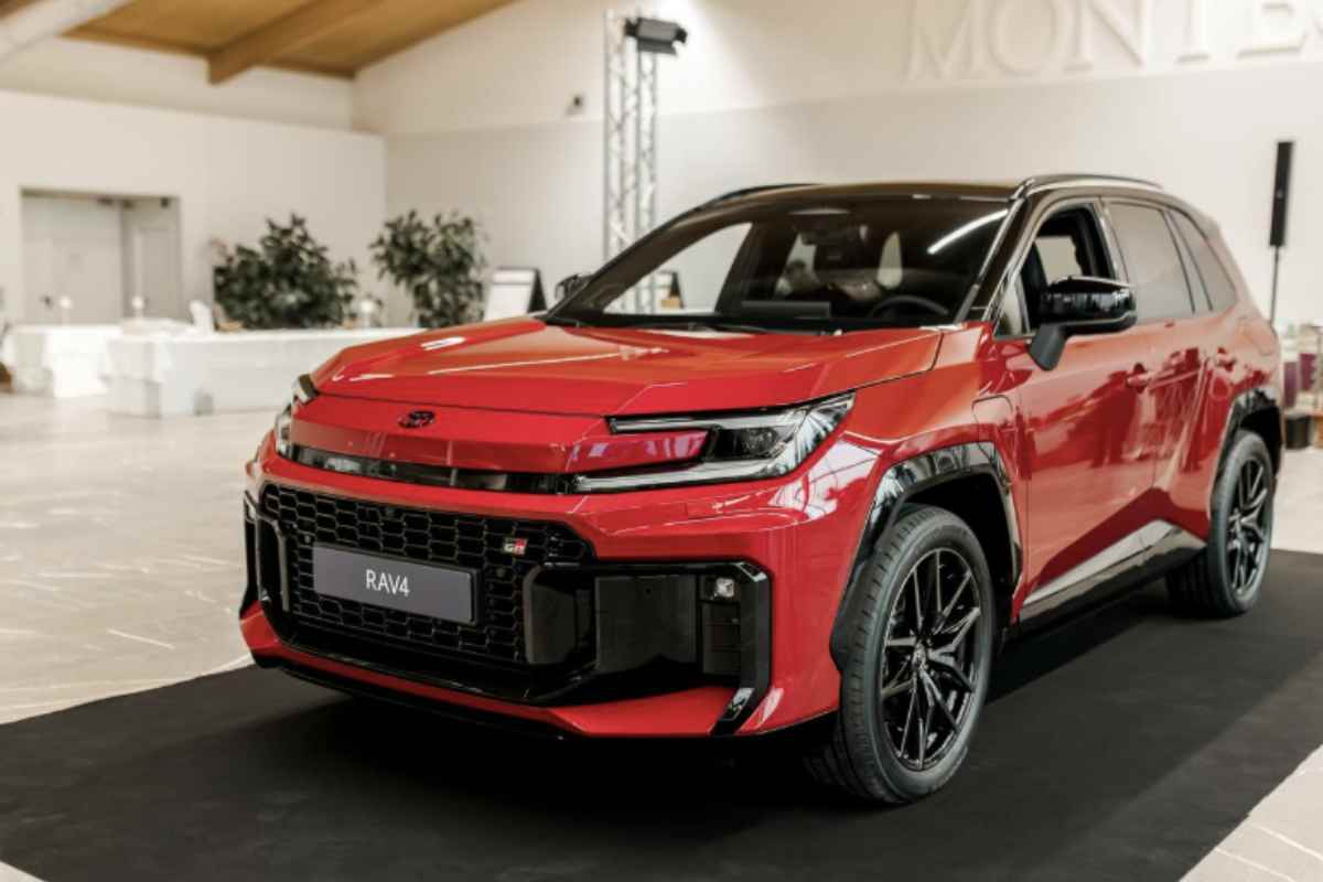 La Toyota RAV4 Plug-in rappresenta una delle proposte più innovative nel segmento dei SUV ibridi, alzando notevolmente l'asticella