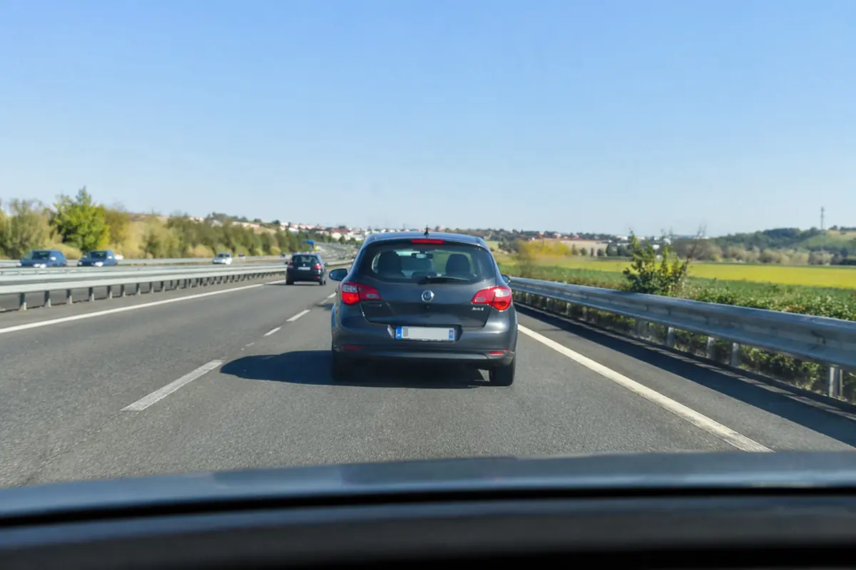 Rischi la multa anche se vai troppo piano