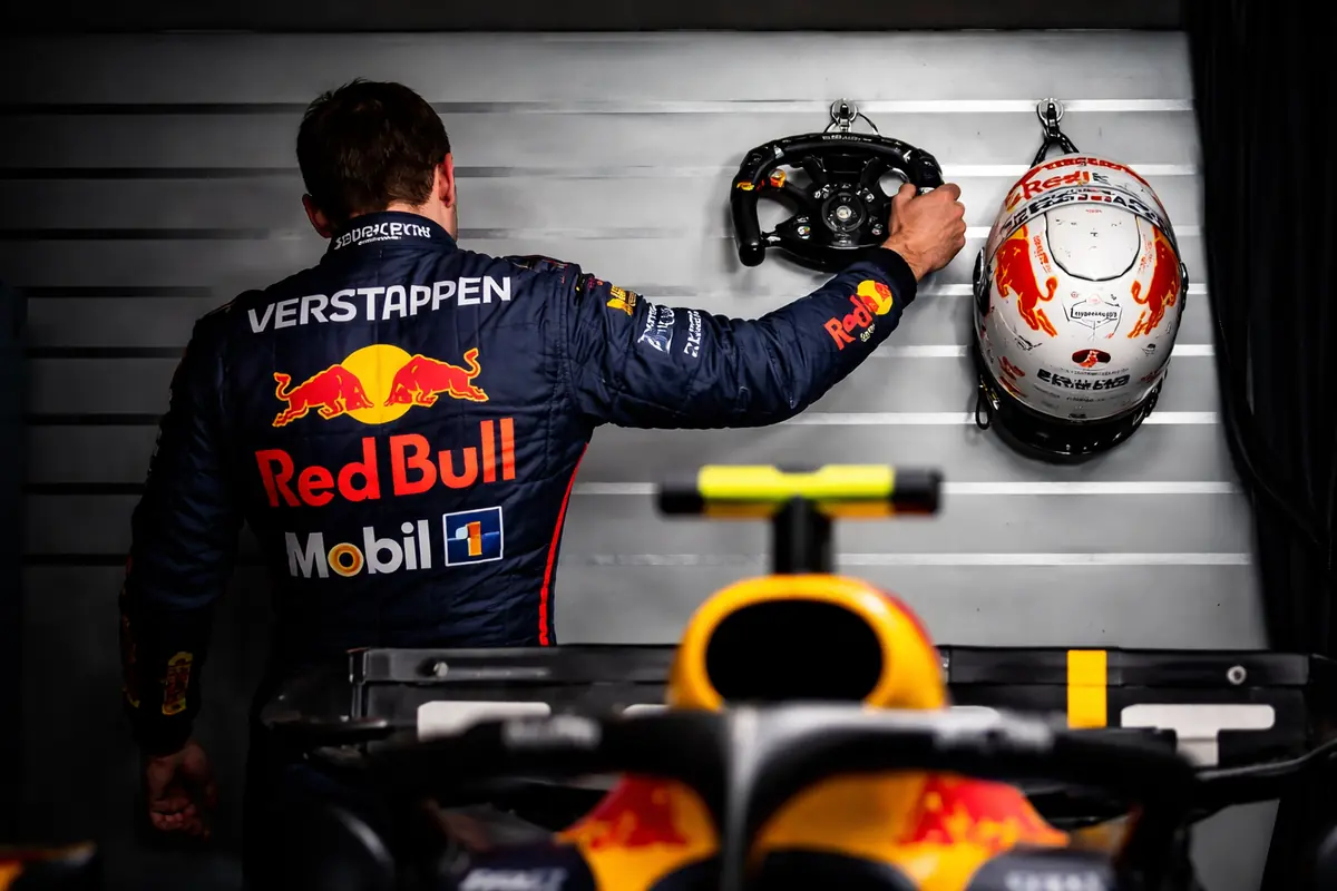 Verstappen nel box della Red Bull